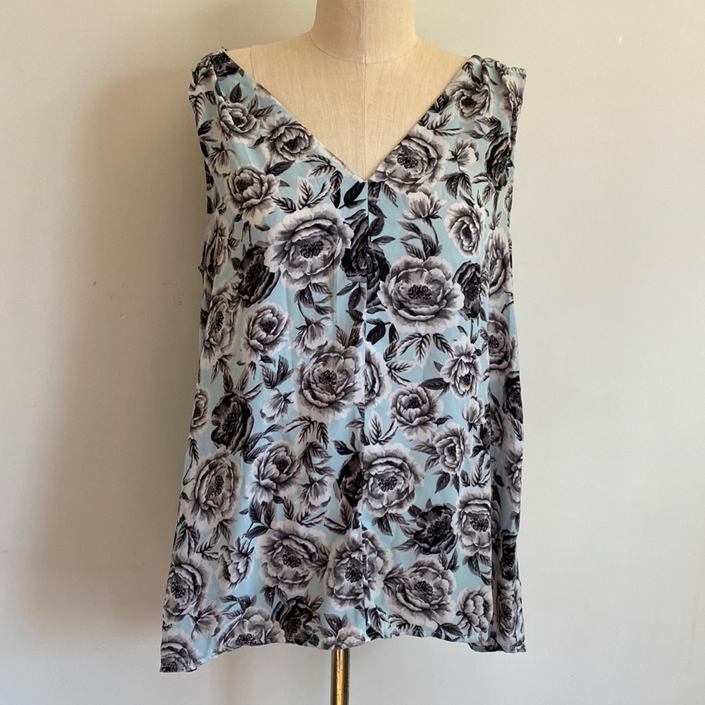 Torrid Sleeveless Blouse V Neck Blue with Black and White Florals Size 00